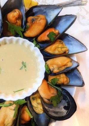 Una foto de Mejillones con crema de wasabi