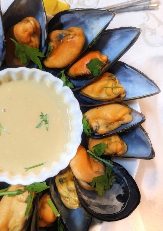 Una foto de Mejillones con crema de wasabi