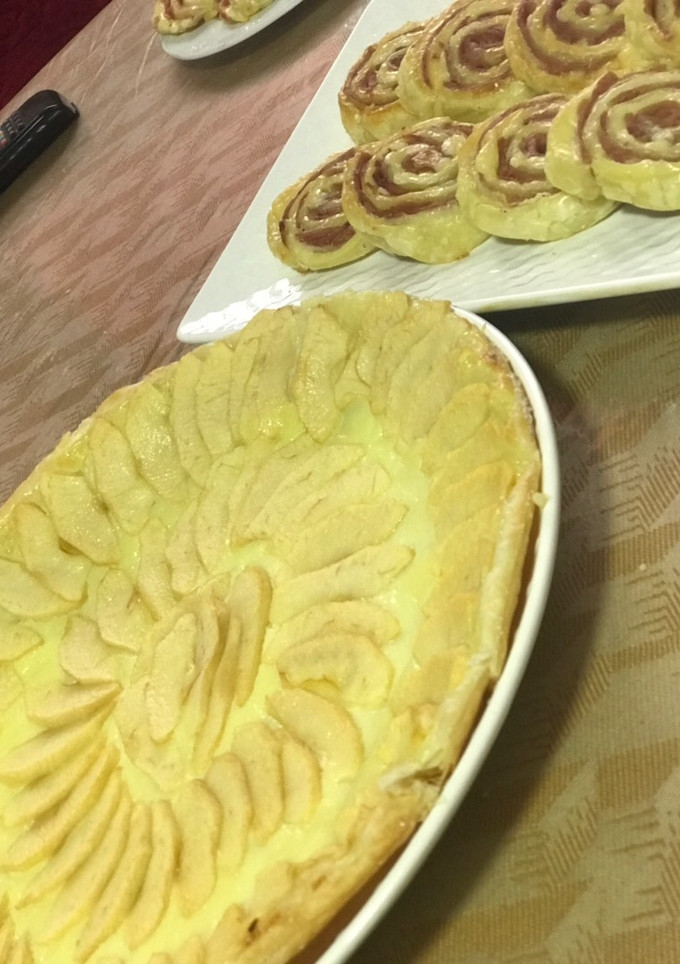 Una foto de Hojaldre de manzana y crema pastelera