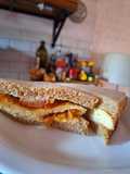 Sandwiche de omelette de tomate, queso y albahaca