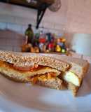 Sandwiche de omelette de tomate, queso y albahaca
