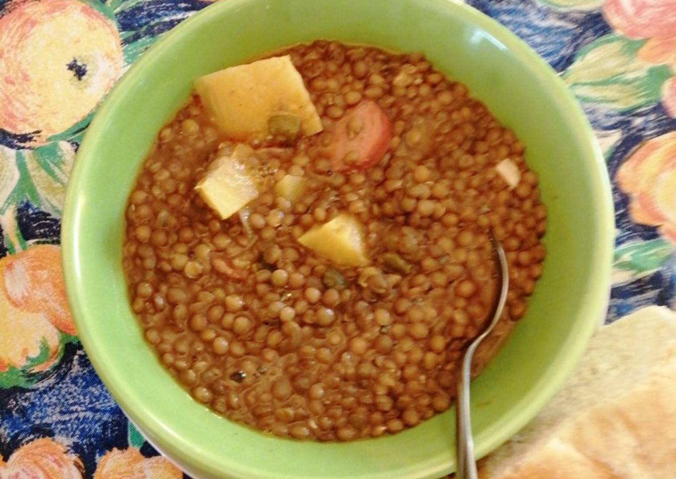 Sopa de lentejas con frutas