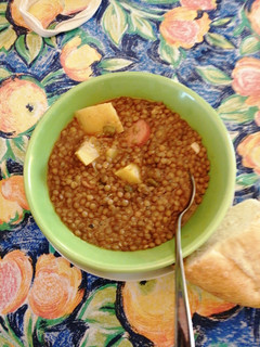Una foto de Sopa de lentejas con frutas