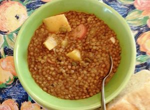 Una foto de Sopa de lentejas con frutas