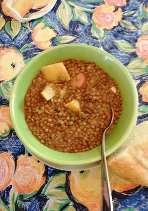 Una foto de Sopa de lentejas con frutas