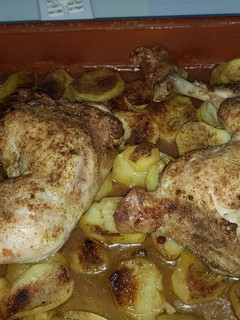 Una foto de Pollo al horno con patatas