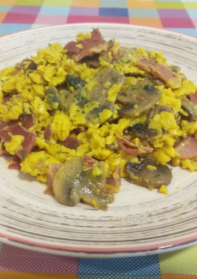 Una foto de Revuelto de jamón y champiñones