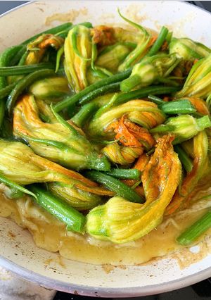 Foto di Frittata di fiori di zucca, dalla corolla al gambo