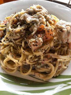 Una foto de Spaghetti con mariscos en salsa blanca 🍝 🦐