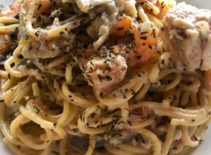 Una foto de Spaghetti con mariscos en salsa blanca 🍝 🦐