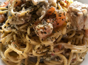 Una foto de Spaghetti con mariscos en salsa blanca 🍝 🦐