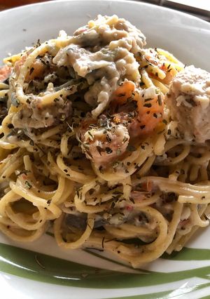 Una foto de Spaghetti con mariscos en salsa blanca 🍝 🦐