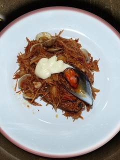 Una foto de Fideuá con mejillones y almejas