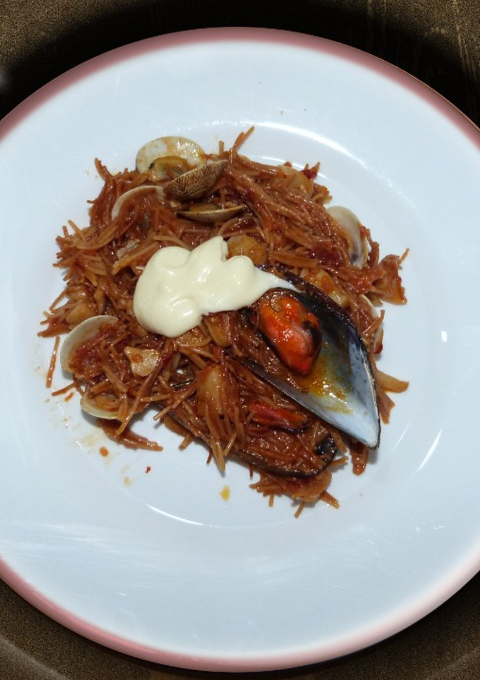 Una foto de Fideuá con mejillones y almejas