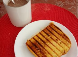 Una foto de Bikini y chocolate con leche