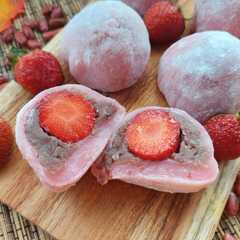 A picture of Mochi Isi Kacang Merah & strawberry.