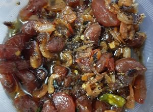 Hình của món Lạp xưởng kho quẹt.