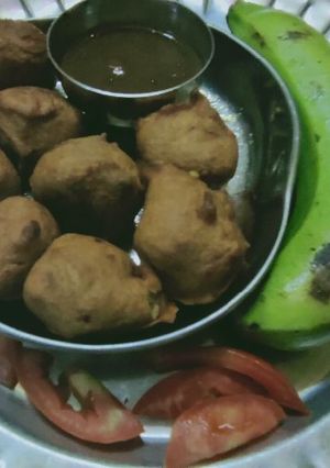 A picture of Kache kele ka pakoda.