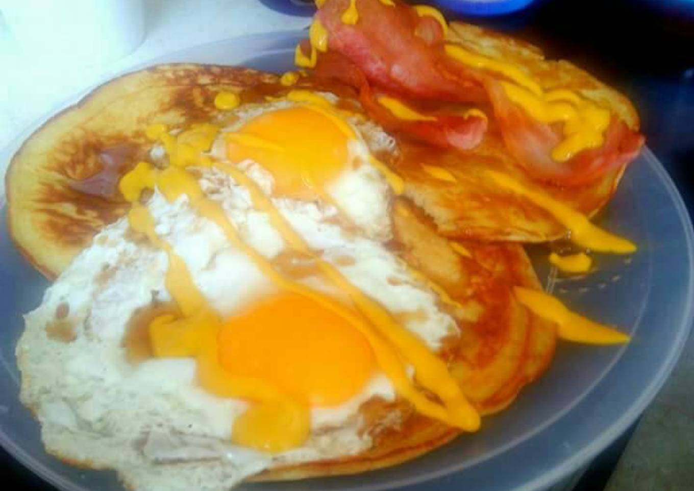 Huevos fritos con tocino y hotcakes