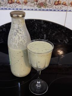 Una foto de Crema fría de pepino con frutos secos