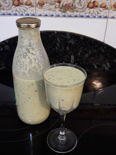Una foto de Crema fría de pepino con frutos secos