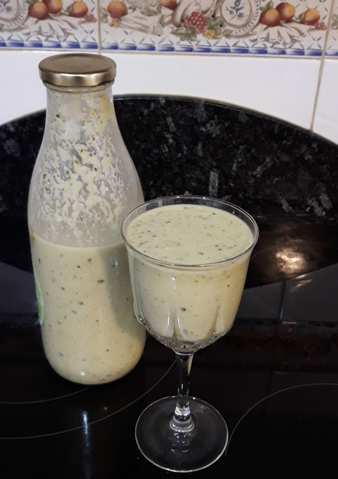 Una foto de Crema fría de pepino con frutos secos
