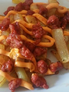 Una foto de Patatas cheddar con chorizo