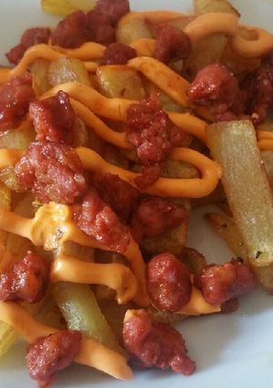 Una foto de Patatas cheddar con chorizo