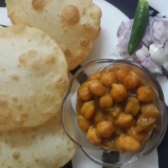 A picture of Bhature.