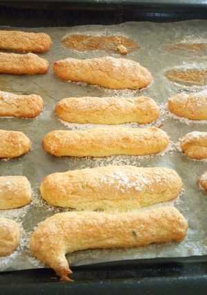 A picture of Finger biscuits/lady fingers/trifle sponges.