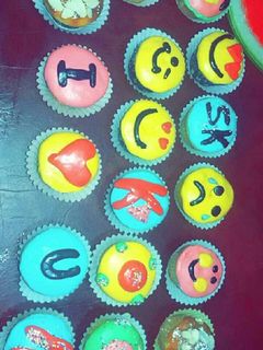 Una foto de Cupcakes con emojis de fondant