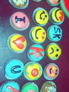 Una foto de Cupcakes con emojis de fondant