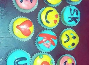 Una foto de Cupcakes con emojis de fondant