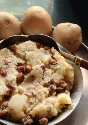 उपवासाची बटाटा भाजी (batata bhaji recipe in marathi) रेसिपी चे मुख्य फोटो 