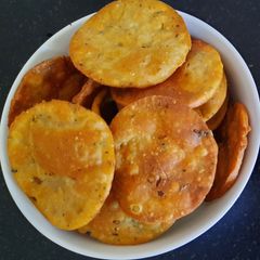 A picture of Wheat methi mathri.