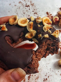 Una foto de 🍩DONUTS DE CHOCOLATE AL MICROONDAS🍩