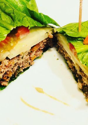 Una foto de Menthol Chili Pepper Burger with Brie Cheese - Hamburguesa Mentolada con Queso Brie