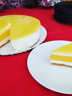 Una foto de Tarta mousse de limón con relleno de crema de limón
