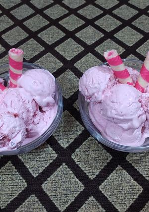 A picture of Strawberry ice cream (Eggless).