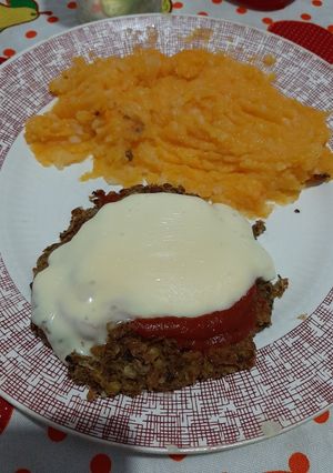 Una foto de Hamburguesas de lentejas a la napolitana con puré mixto