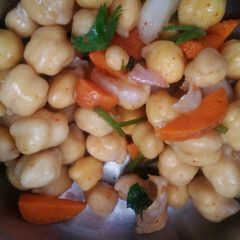 A picture of Kabuli chana chaat.