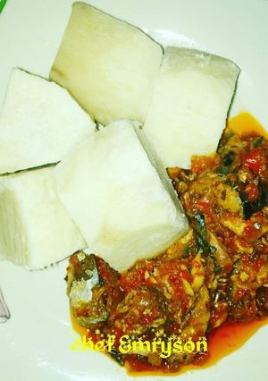 A picture of Boiled yam and shredded fish sauce.
