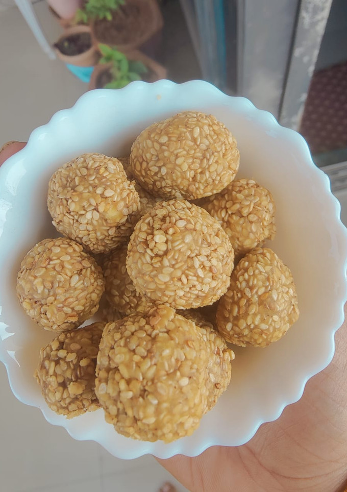 ઇન્સ્ટન્ટ અને સોફ્ટ તલ ના લાડુ (Instant Soft Til Ladoo Recipe In Gujarati) રેસીપી મુખ્ય ફોટો