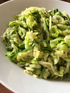Una foto de Espaguetis de calabacín al ajillo picante • Plato saludable y vegano