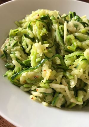 Foto principal de Espaguetis de calabacín al ajillo picante • Plato saludable y vegano