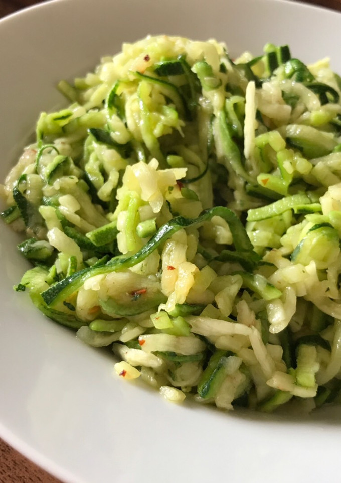 Una foto de Espaguetis de calabacín al ajillo picante • Plato saludable y vegano