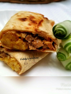 A picture of Chicken and chips wrap🌯🌯🌯.