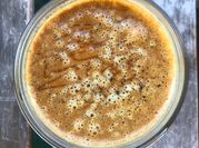 Une photo de boisson chaude curcuma