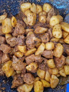 Una foto de Carne de cerdo con patatas