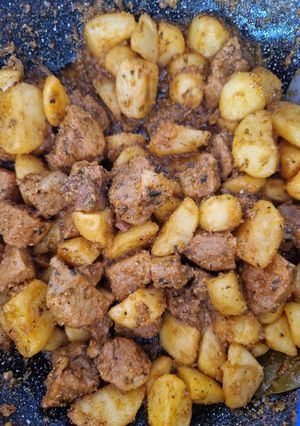 Una foto de Carne de cerdo con patatas
